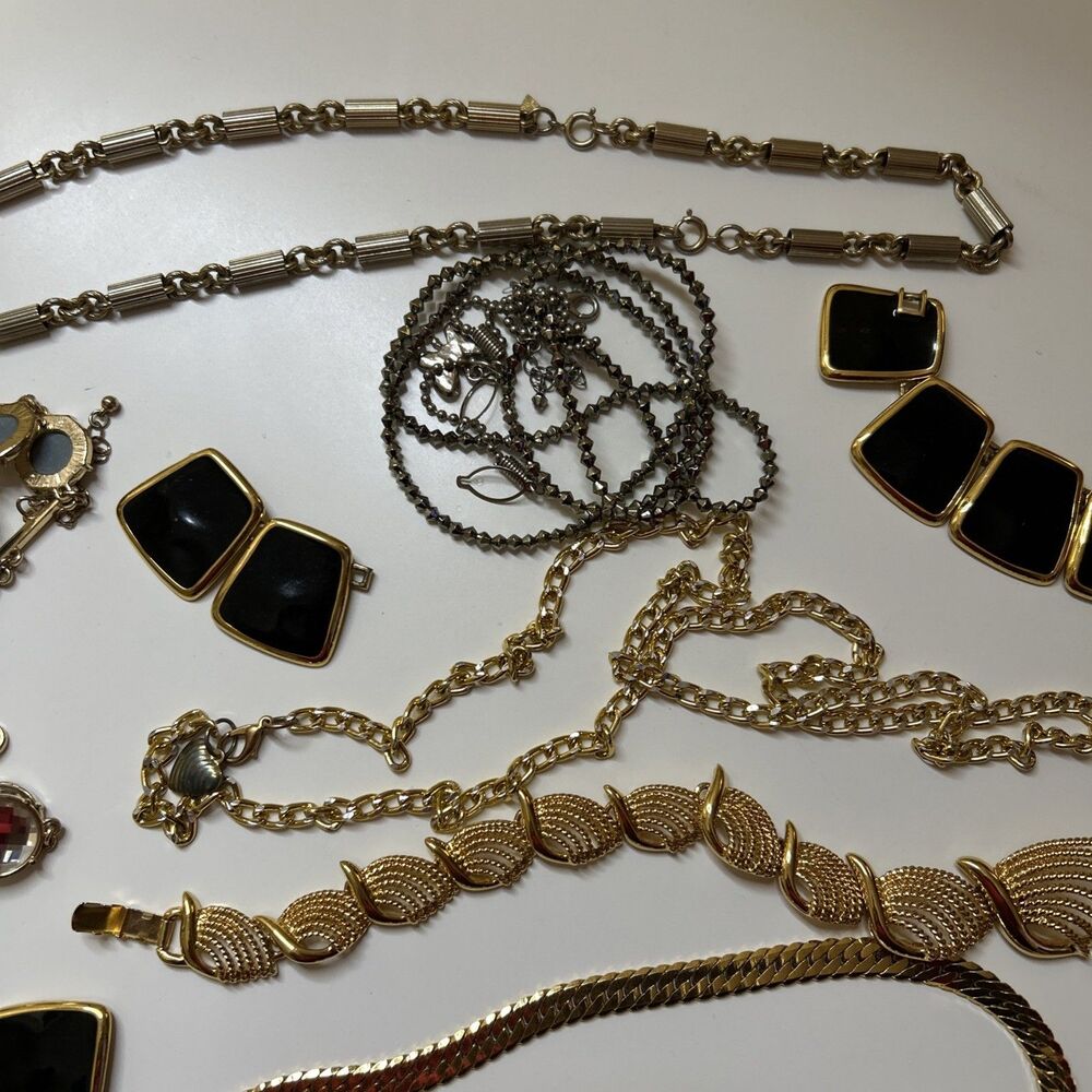 Broken jewelry lot for crafts Vintage to now junk scrap all broken pieces - Picture 3 of 6